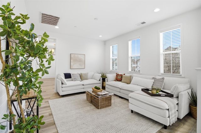 3304 Crocker Dr, Sacramento, CA 95818