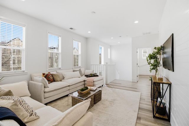 3304 Crocker Dr, Sacramento, CA 95818