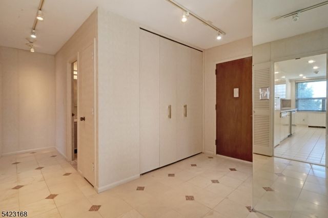 2 Claridge Dr. 1LE, Verona Twp., NJ 07044