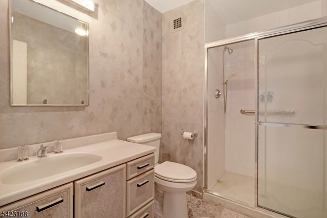 2 Claridge Dr. 1LE, Verona Twp., NJ 07044
