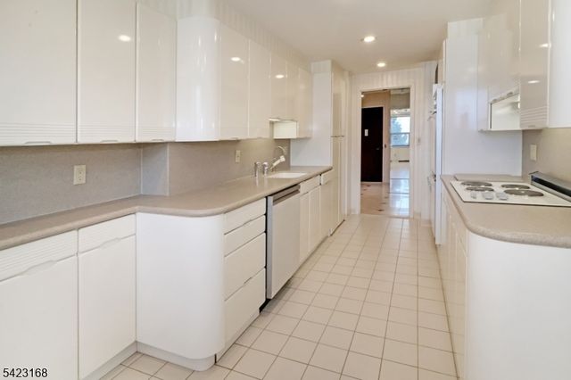 2 Claridge Dr. 1LE, Verona Twp., NJ 07044