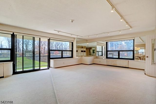 2 Claridge Dr. 1LE, Verona Twp., NJ 07044