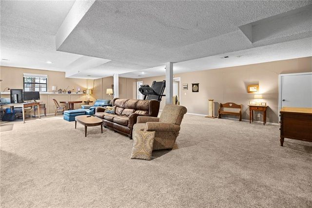 8919 Greenway Lane, Lenexa, KS 66215