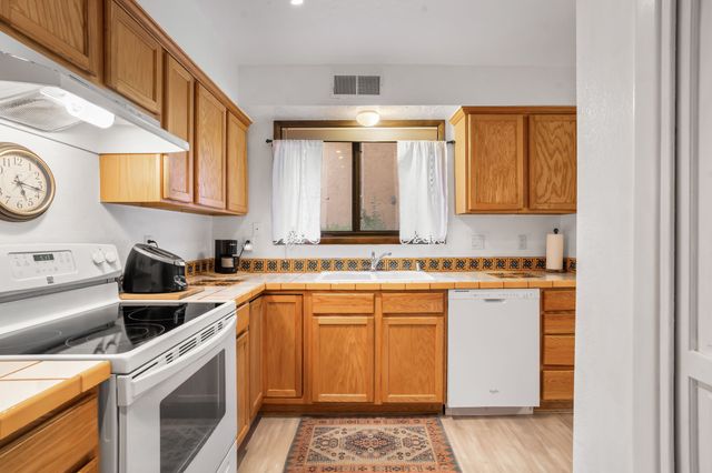 2996 Plaza Azul, Santa Fe, NM 87507