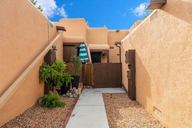 2996 Plaza Azul, Santa Fe, NM 87507