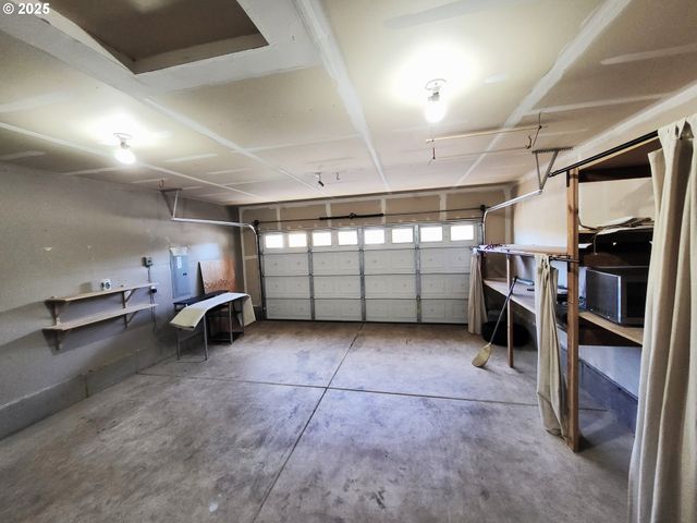 1021 S 1ST St, Cottage Grove, OR 97424