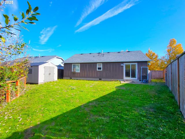 1021 S 1ST St, Cottage Grove, OR 97424