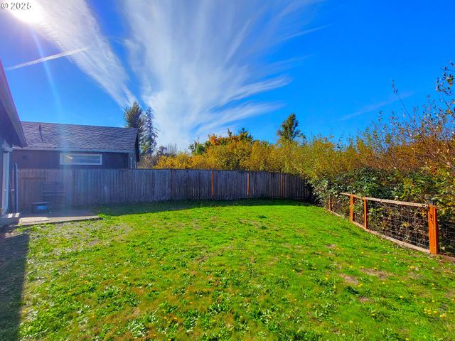 1021 S 1ST St, Cottage Grove, OR 97424