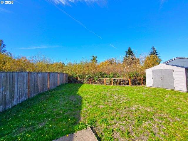 1021 S 1ST St, Cottage Grove, OR 97424