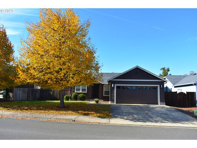 1021 S 1ST St, Cottage Grove, OR 97424