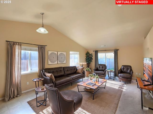 1021 S 1ST St, Cottage Grove, OR 97424