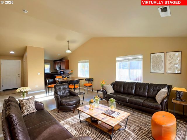 1021 S 1ST St, Cottage Grove, OR 97424