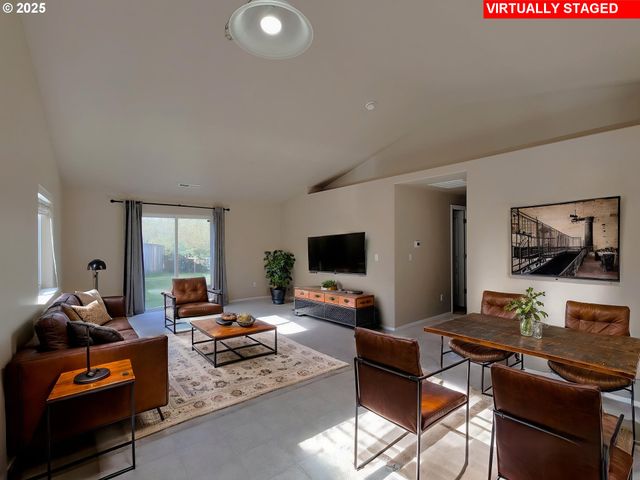 1021 S 1ST St, Cottage Grove, OR 97424