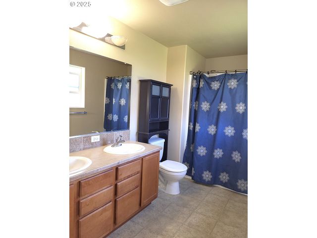 1021 S 1ST St, Cottage Grove, OR 97424