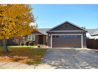 1021 S 1ST St, Cottage Grove, OR 97424