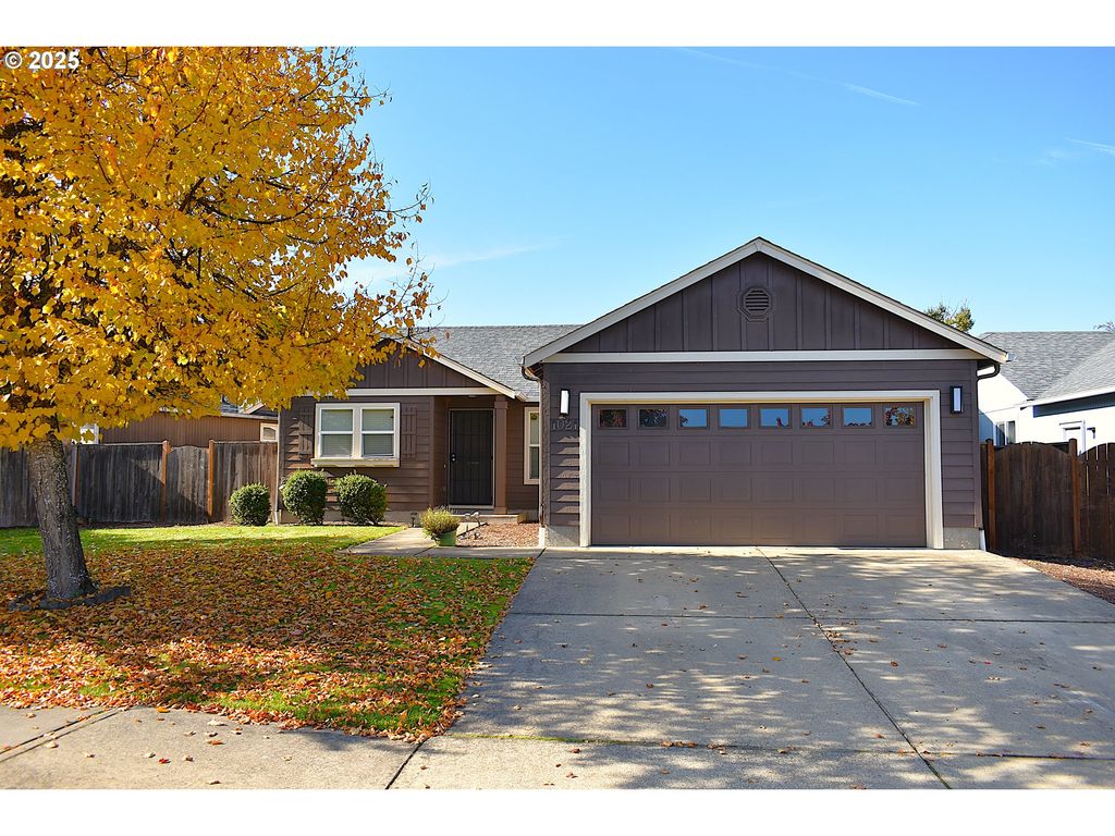 1021 S 1ST St, Cottage Grove, OR 97424