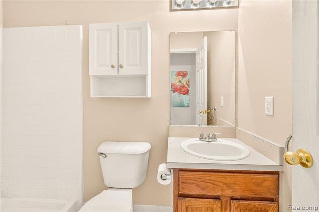 606 Thornhill Court, Belleville, MI 48111