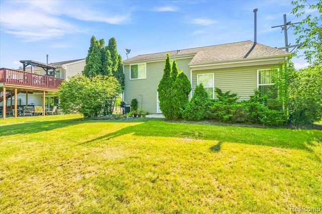 606 Thornhill Court, Belleville, MI 48111