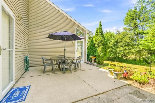606 Thornhill Court, Belleville, MI 48111