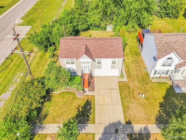 606 Thornhill Court, Belleville, MI 48111
