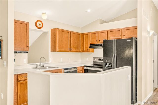 606 Thornhill Court, Belleville, MI 48111