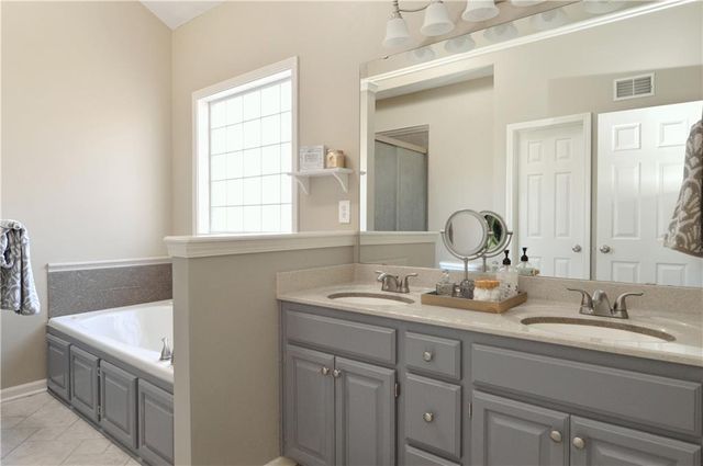 964 Wellington Way, Liberty, MO 64068