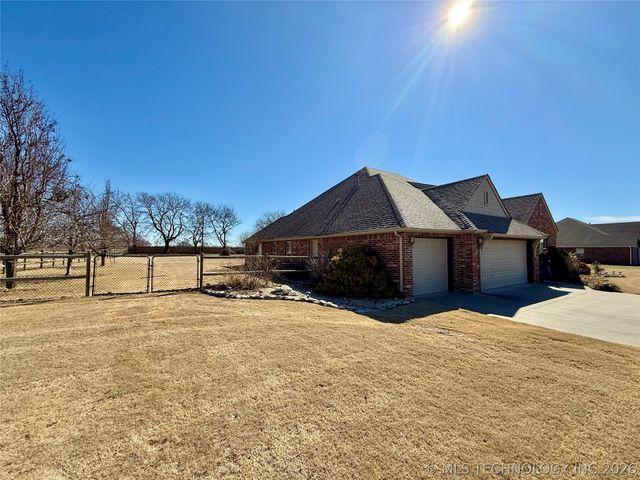 22095 Riverwood Drive, Claremore, OK 74019