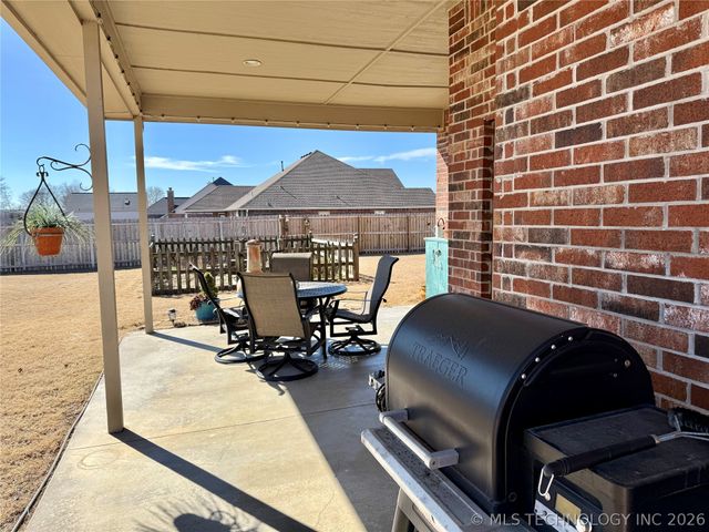 22095 Riverwood Drive, Claremore, OK 74019