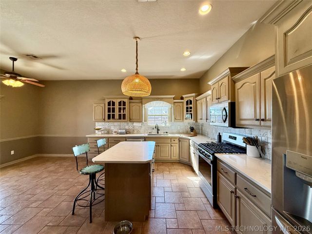 22095 Riverwood Drive, Claremore, OK 74019