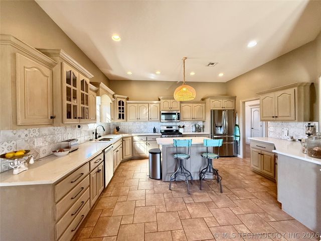 22095 Riverwood Drive, Claremore, OK 74019