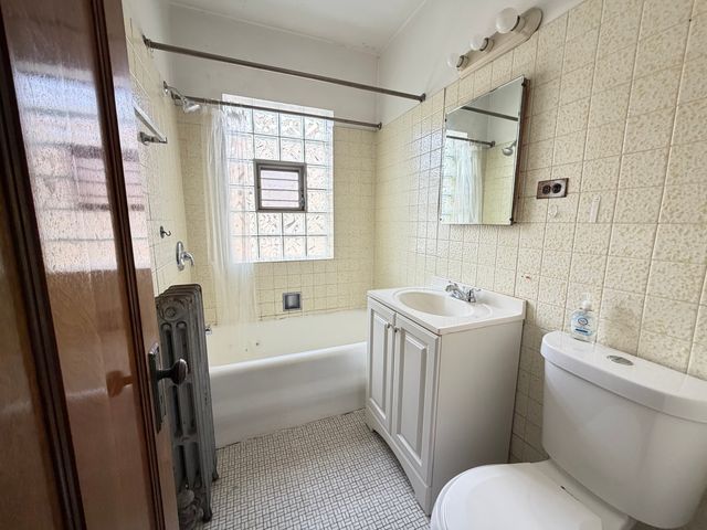 4208 W Cullom Avenue 2, Chicago, IL 60641