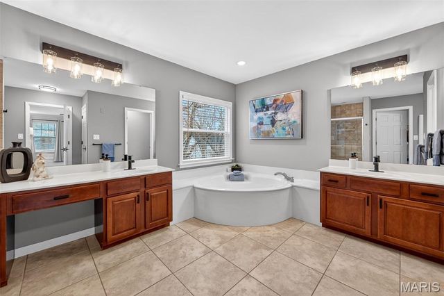 15595 Meadowbrook Circle Lane, Chesterfield, MO 63017