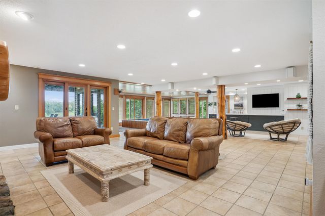 32350 Honeytree Lane, New Hartford, IA 50660