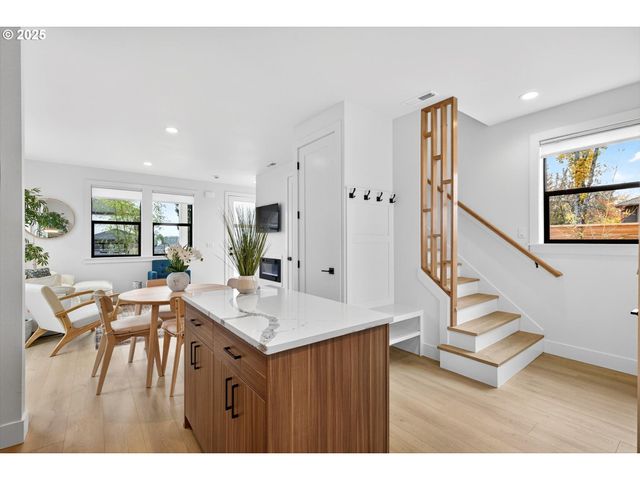 312 G Ave C6, Lake Oswego, OR 97034