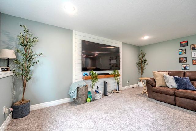 1213 Sontag Dr, Derby, KS 67037