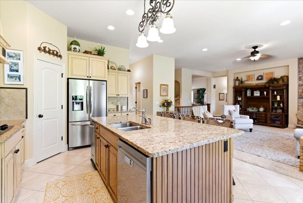 Image 15 of property listing at 513 N PEACEFIELD DR, Layton, UT 84040