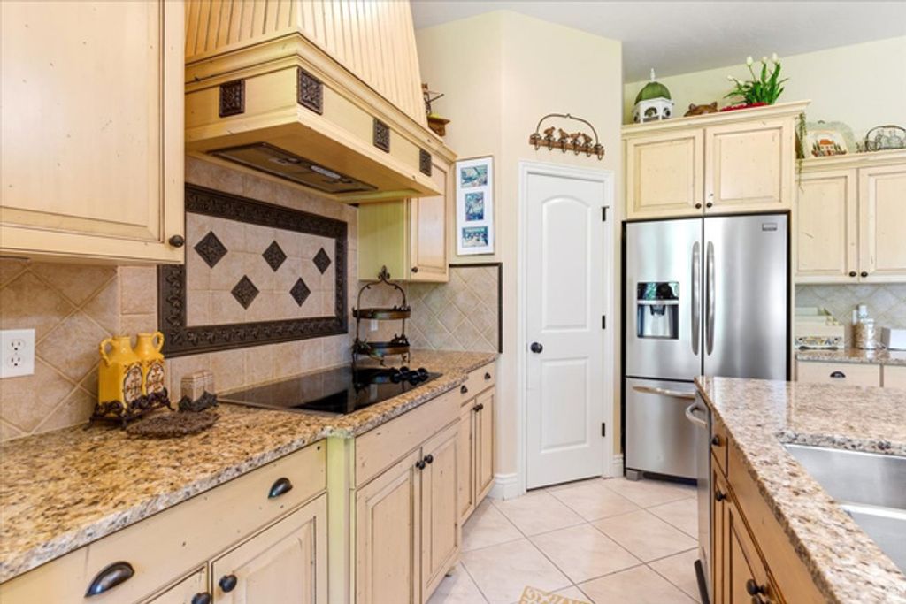 Image 16 of property listing at 513 N PEACEFIELD DR, Layton, UT 84040