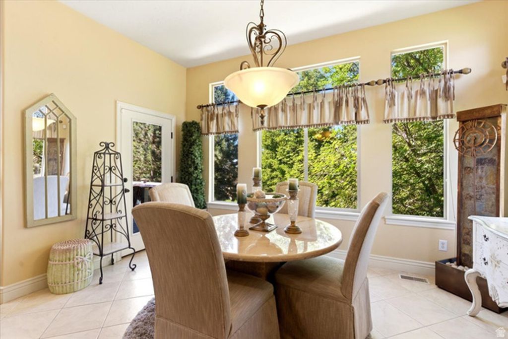 Image 17 of property listing at 513 N PEACEFIELD DR, Layton, UT 84040