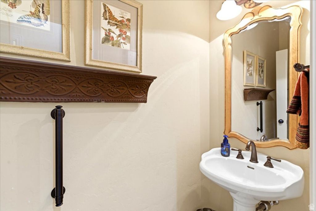 Image 19 of property listing at 513 N PEACEFIELD DR, Layton, UT 84040