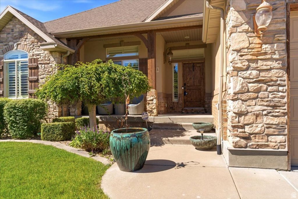 Image 3 of property listing at 513 N PEACEFIELD DR, Layton, UT 84040