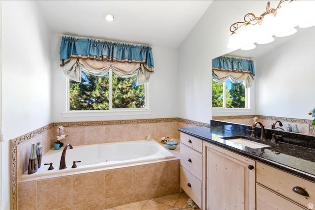 Image 24 of property listing at 513 N PEACEFIELD DR, Layton, UT 84040