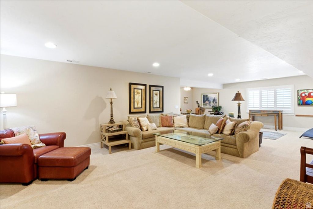 Image 25 of property listing at 513 N PEACEFIELD DR, Layton, UT 84040