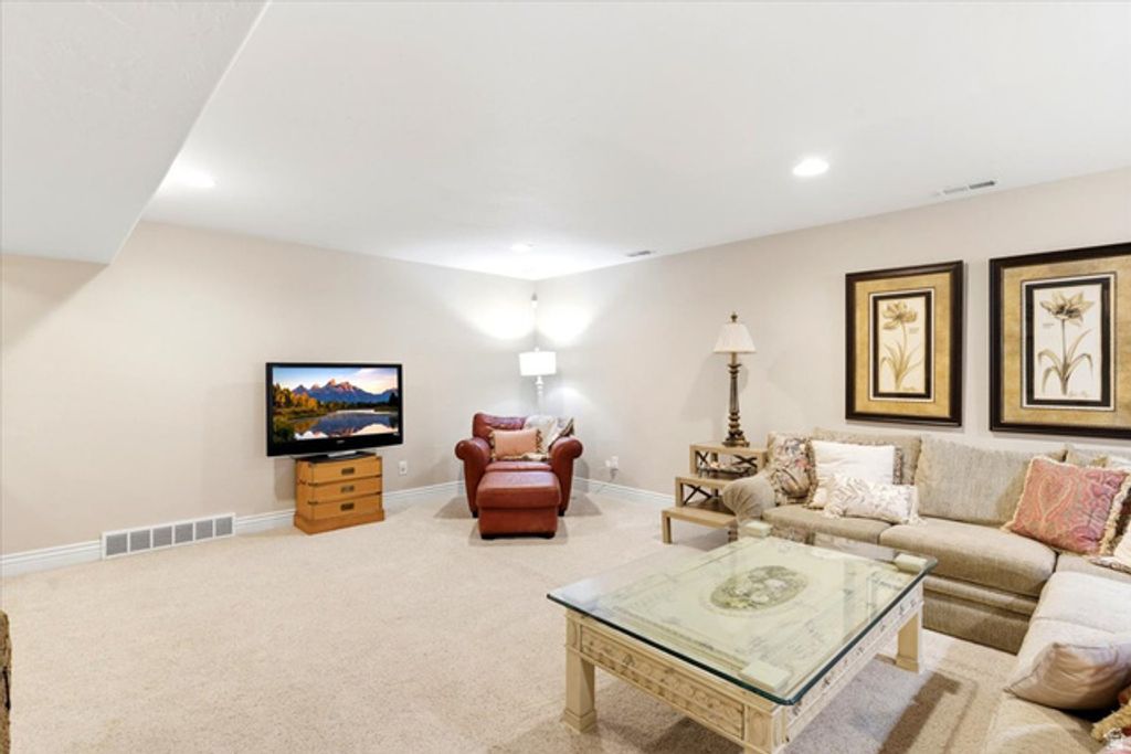 Image 27 of property listing at 513 N PEACEFIELD DR, Layton, UT 84040