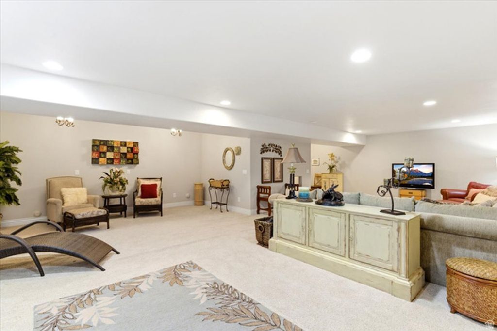 Image 28 of property listing at 513 N PEACEFIELD DR, Layton, UT 84040