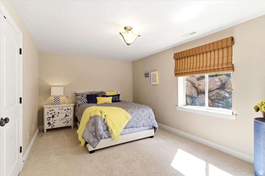 Image 29 of property listing at 513 N PEACEFIELD DR, Layton, UT 84040
