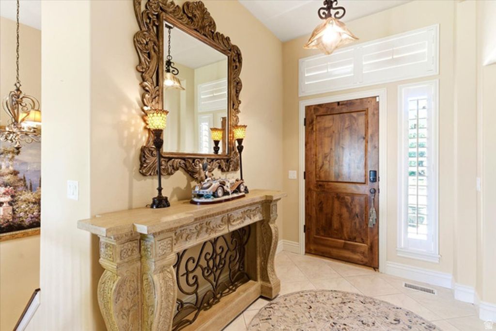 Image 4 of property listing at 513 N PEACEFIELD DR, Layton, UT 84040