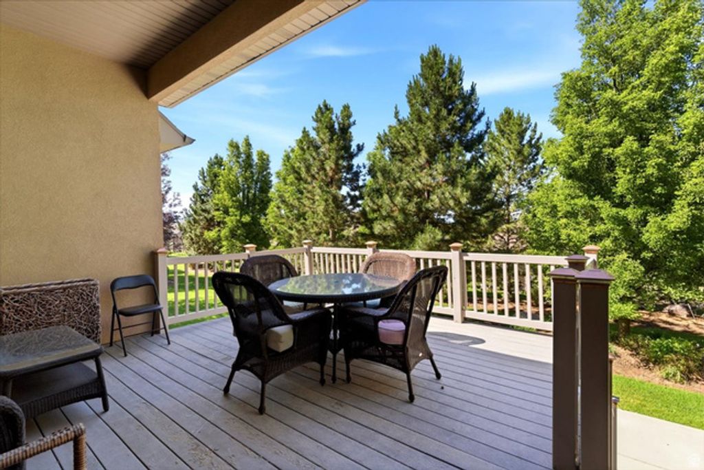 Image 36 of property listing at 513 N PEACEFIELD DR, Layton, UT 84040