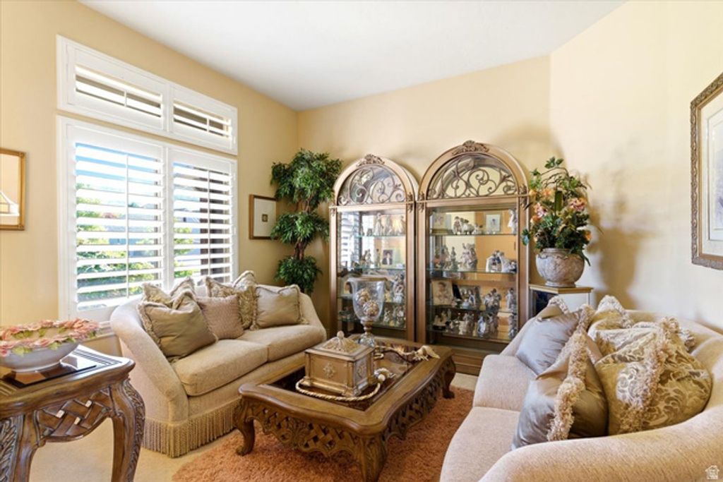 Image 5 of property listing at 513 N PEACEFIELD DR, Layton, UT 84040