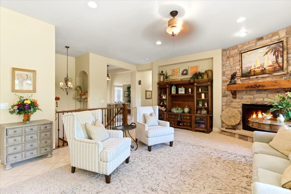 Image 6 of property listing at 513 N PEACEFIELD DR, Layton, UT 84040