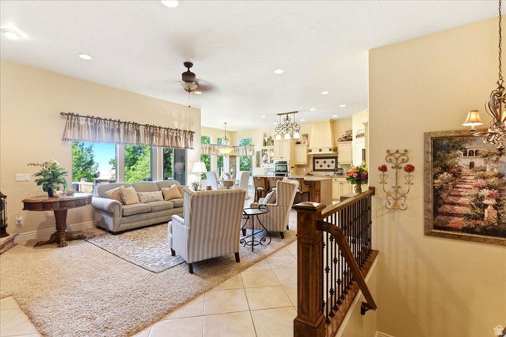 Image 7 of property listing at 513 N PEACEFIELD DR, Layton, UT 84040